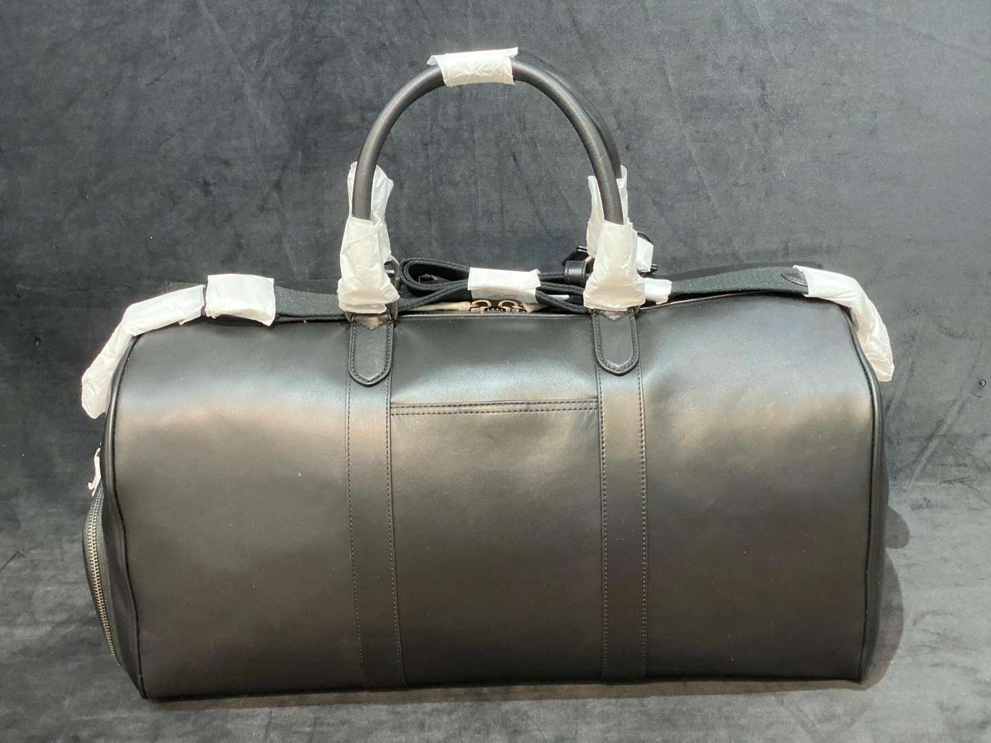 <p>RALPH LAUREN POLO black leather duffle bag</p>