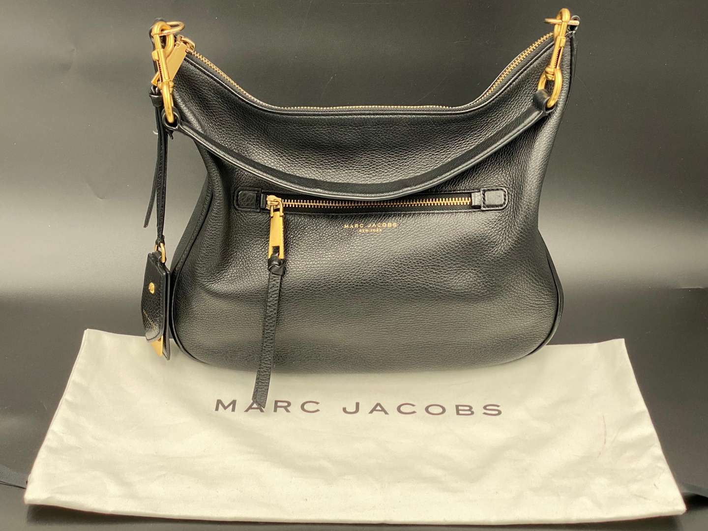 <p>MARC JACOBS Hobo Recruit in black with dustbag</p>