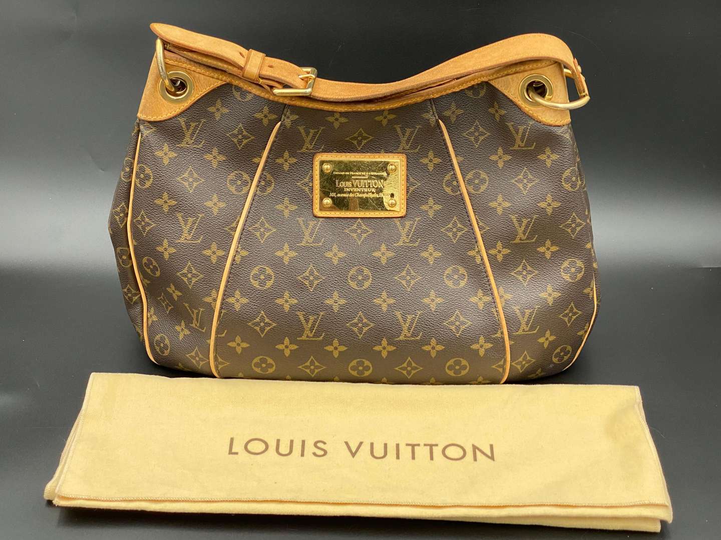 <p>LOUIS VUITTON Galliera, monogram canvas with dustbag</p>