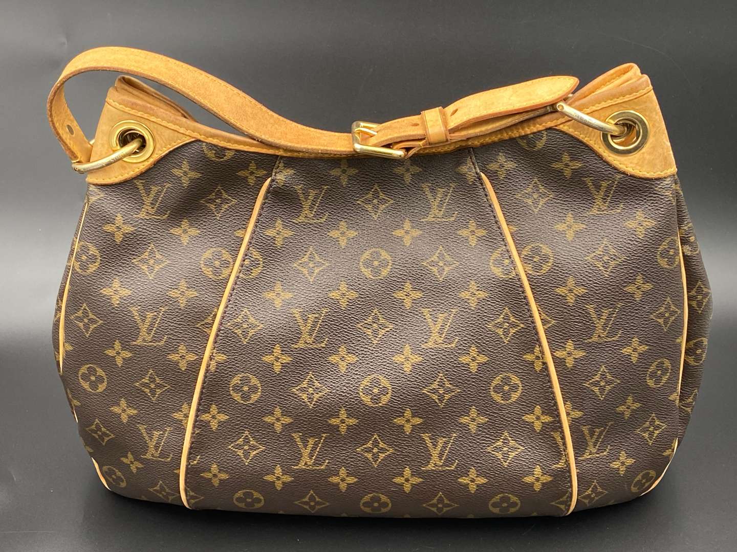 <p>LOUIS VUITTON Galliera, monogram canvas with dustbag</p>