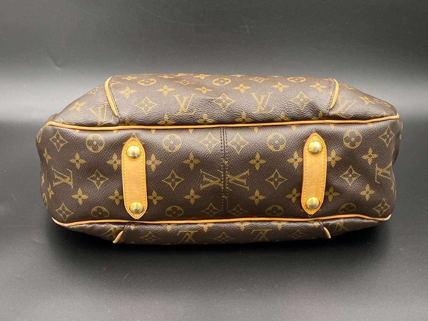 <p>LOUIS VUITTON Galliera, monogram canvas with dustbag</p>