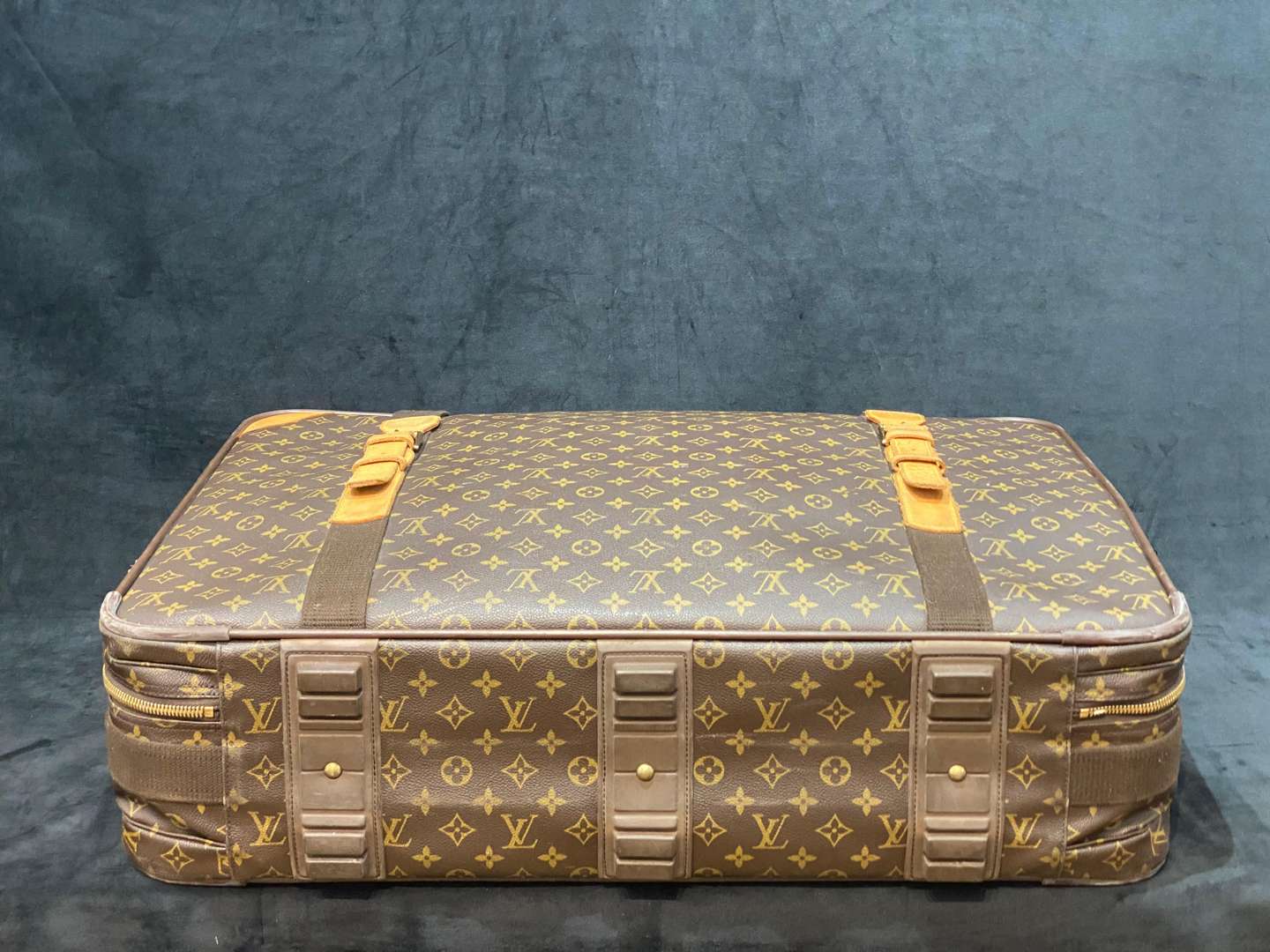 <p>LOUIS VUITTON Satellite 70, monogram suitcase,</p>